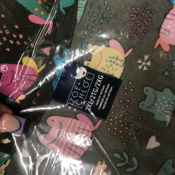 NWT Zoe + Chloe Army Green Frog and Rainbow pattern short sleeve scrub top - Picture 13 of 15